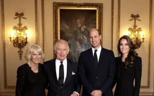 Le roi Charles III, la reine Camilla, le prince et la princesse de Galles à Buckingham la veille des funérailles de la reine