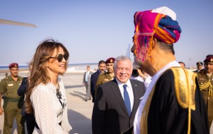 Le sultan d'Oman reçoit les souverains jordaniens et le prince héritier de Jordanie à Mascate