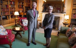 Charles III reçoit la gouverneure Linda Dessau de l'Etat de Victoria  à Balmoral