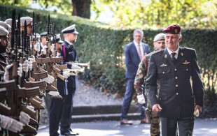 Philippe de Belgique à Marche-les-Dames chez les paracommandos