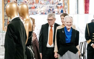 Margrethe de Danemark inaugure une exposition à Christiansborg sur les bals royaux