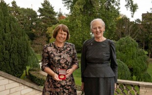 Margrethe de Danemark remet le prix Niels Bohr à Ewine van Dishoeck