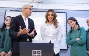 Rania de Jordanie visite une école secondaire Al Jandaweel  pour filles à Amman