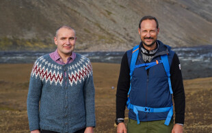 Haakon de Norvège en Islande sur le site du volcan Fagradalsfjall.