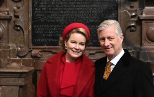 Philippe et Mathilde de Belgique en l'église Saint Michel à Vilnius où sont enterrés des membres de la famille princière Sapieha
