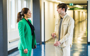 Victoria de Suède à l'hôpital universitaire Karolinska au registre de Tobias