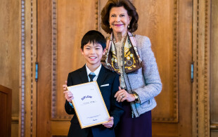 Silvia de Suède reçoit les écoliers ayant participé au projet Mayflower au Palais royal de Stockholm