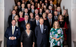 Henri, Maria Teresa, Guillaume et Stéphanie de Luxembourg : dîner au château de Berg avec les députés