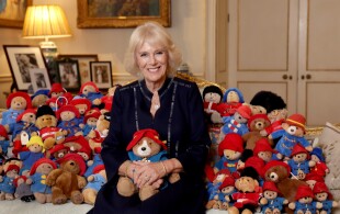 La reine Camilla avec les ours Paddington  qui vont être redistribués