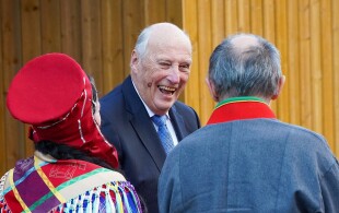 Harald de Norvège remet le prix de la langue sami