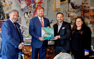 Willem-Alexander des Pays-Bas reçoit un livre sur des projets d'hydrogène au Palais Huis ten Bosch