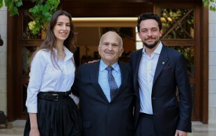 Hussein de Jordanie fait visiter une exposition sur la dynastie hachémite à sa fiancée Rajwa à Amman