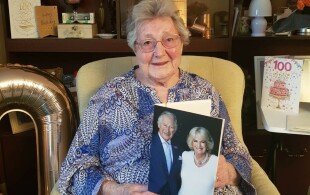 Ruth une centenaire britannique reçoit une carte de Charles et Camilla