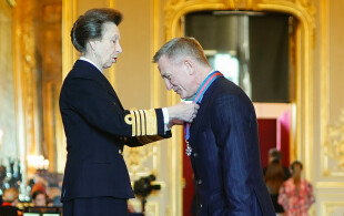 La princesse royale décore Daniel Craig de l'ordre de Saint Michael et Saint George