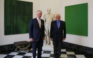 Philippe de Belgique reçoit Josep Borrell, vice-président de la Commission européenne