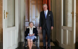 Philippe de Belgique reçoit une résistante centenaire Andrée Dumon à Laeken