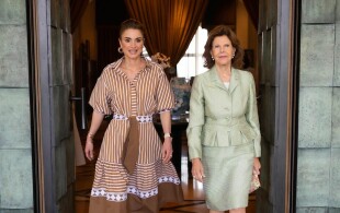 Rania de Jordanie reçoit Silvia de Suède à Amman en visite de Mentor Arabia