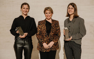 Maria Teresa de Luxembourg remet le prix Edward Steichen au MUDAM