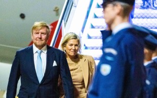 Arrivée des souverains néerlandais à Athènes pour une visite d'Etat
