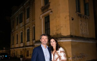 Frederik et Mary de Danemark à Hanoi devant la maison d'enfance du prince Henrik