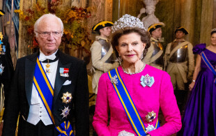 Le roi Carl XVI Gustaf et la reine Silvia de Suède, en tenue de gala à l'occasion du dîner d’État tenu en l'honneur de Maxima et Willem-Alexander des Pays-Bas.