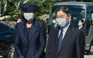 Naruhito et Masako du Japon à Okinawa au parc de la paix