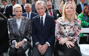 Charlène de Monaco au défilé Louis Vuitton dans la Cour Carrée du Louvre