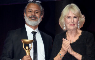Camilla remet le prix Brooker de littérature à Shehan Karunatilaka