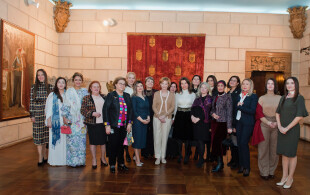 Margareta de Roumanie reçoit l'association internationale des femmes  au palais Elisabeta
