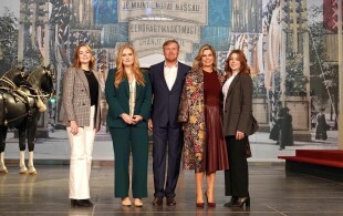 Les souverains néerlandais et leurs filles à la Nieuwe Kerk à Amsterdam pour l'exposition Le siècle de Juliana