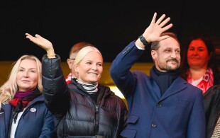 Haakon et Mette-Marit de Norvège au stade d'Ullevaal pour la finale du championnat de football féminin