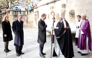 Henri, Guillaume et Sibilla de Luxembourg à la cathédrale Notre Dame de Luxembourg pour la messe pontificale aux défunts
