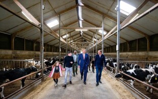 Le roi des Pays-Bas visite une ferme en Geldre