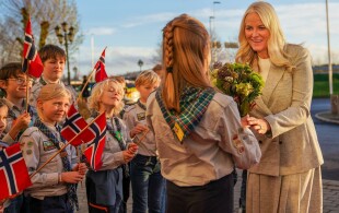 Mette-Marit de Norvège en visite chez les scouts à Lillestrom