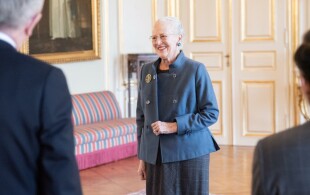 La reine de Danemark reçoit un don pour la fondation prince Henrik
