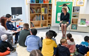 La reine Mathilde dans une école à Berchem-Sainte-Agathe pour la semaine de la lecture à haute voix