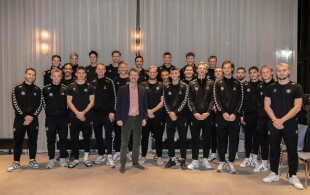Frederik de Danemark avec l'équipe nationale masculine de football avant son départ au Qatar
