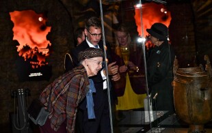 La reine de Danemark visite une exposition à Aarhus sur les vikings