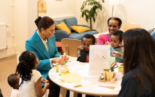 Victoria de Suède à Husby en visite de projets de la mission de la ville de Stockholm