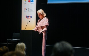 Mathilde de Belgique à Wavre à un colloque sur la précarité infantile