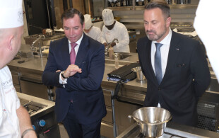 Guillaume de Luxembourg et le Premier Ministre Bettel à Diekirch à l'école d'hôtellerie et de tourisme du Luxembourg