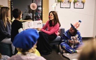 Mary de Danemark à l'hôpital Herlev en visite auprès des jeunes patients