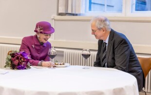 LA reine de Danemark avec le prix Nobel de chimie 2022 Morten Meldal à l'université de Copenhague