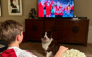 Vincent de Danemark suit la finale de handball européenne, Danemark médaille d'argent