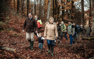 Guillaume, Stéphanie et Charles de Luxembourg dans les forêts de Fischbach pour la journée nationale de l'arbre