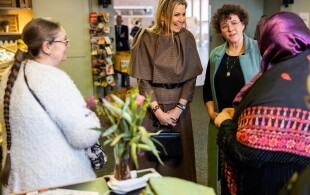 Maxima des Pays-Bas à l'épicerie sociale  à Amsterdam