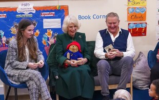 La reine Camilla chez Barnado's à Londres pour remettre des ours Paddington aux enfants