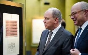 Albert de Monaco à Monacophil 2022 au musée des timbres et des monnaies