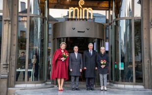 Les souverains belges avec le couple présidentiel suisse  au musée des instruments de musique à Bruxelles