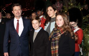 Frederik, Mary, Vincent, Joséphine de Danemark à Tivoli pour le spectacle Casse noisette